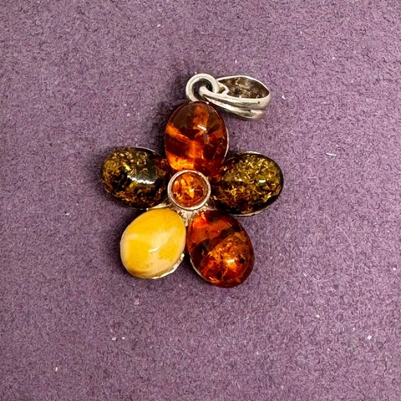 Beautiful Amber Flower Pendant - Picture 1 of 2